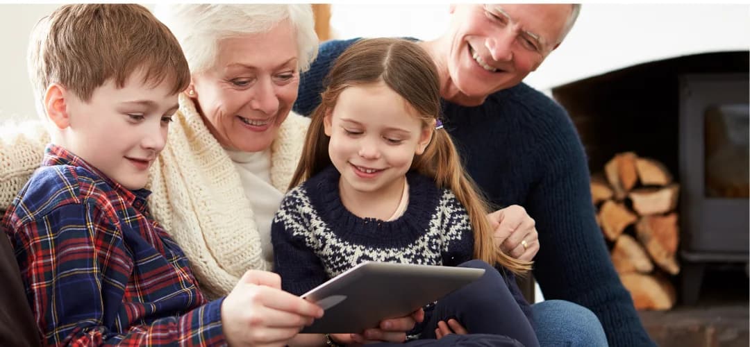 Abuelos y nietos compartiendo un momento en familia
